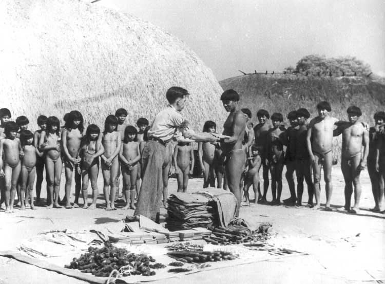 Indios kuikuro reciben ropas en ocasión del contacto con la expedición Roncador-Xingu, de los hermanos Villas Bôas. Foto: Patrimonio Museu do Índio, década del 50.