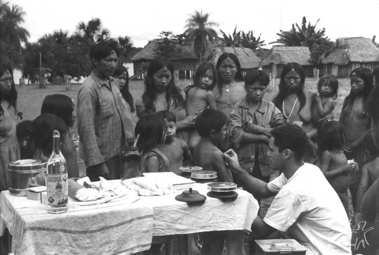 Yudjá recebem cuidados médicos. Foto: Jesco Puttkamer/acervo IGPA-UCG, década de 60.