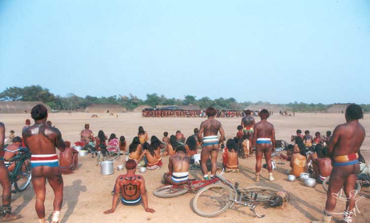 Los invitados esperan el llamado para aproximarse a la aldea kalapalo Aiha, en donde está teniendo lugar el Kwarup. Foto: Beto Ricardo, 2002.