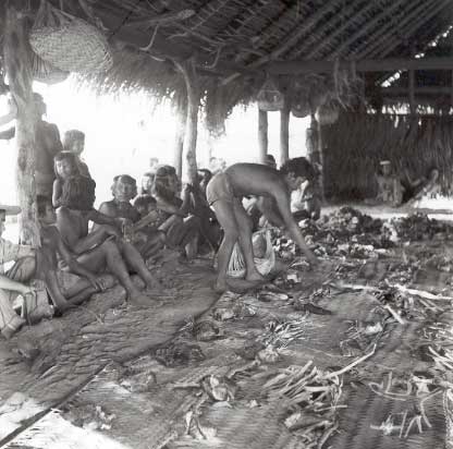Em uma festa, líder Canela Ramkokamekrá divide carne de boi entre as famílias na aldeia do Escalvado. Foto: William Crocker, 1959.