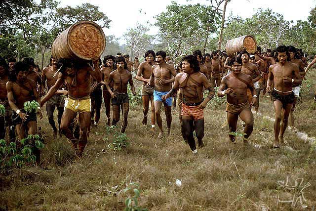 Homens Canela Ramkokamekrá em uma corrida de toras. Foto: William Crocker, 1975.