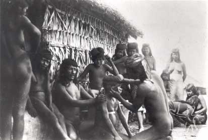 Furação de orelha entre os Ramkokamekrá. Foto: Curt Nimuendaju, 1931.