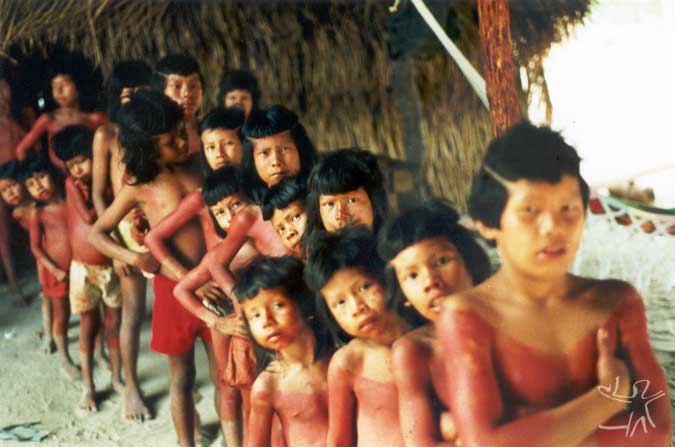 Meninos apanyekrá durante ritual de iniciação masculina. Foto: Jaime Siqueira Jr./CTI, 1993