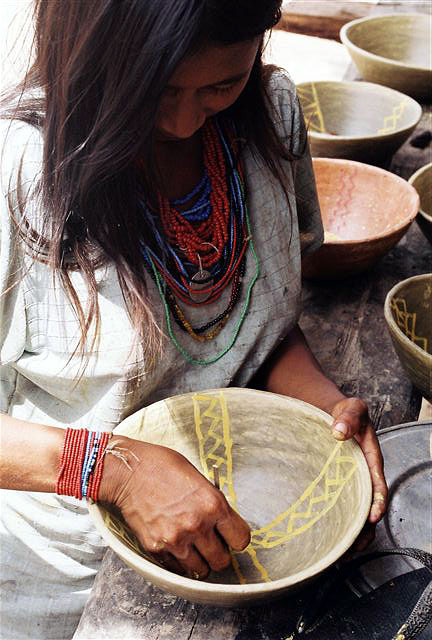 Acabamento de uma peça de cerâmica, trabalho exclusivamente feminino, na aldeia Boca do Biá. Foto: Jeremy Deturche, 2007.