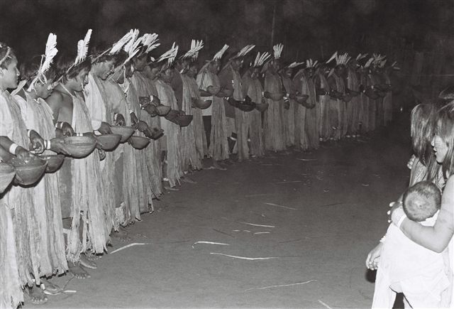 Ritual do Pïda com roupas traditionais femininas; aldeia Boca do Biá. Foto: Jeremy Deturche, 2007.