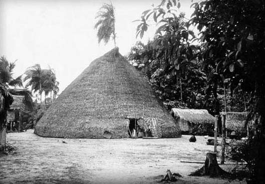 Entre os Marubo, grupo da família lingüística pano que habita o Vale do Javari (AM), a única construção habitada é a casa alongada, coberta de palha e de jarina da cumeeira ao chão, que se localiza no centro da aldeia. As construções que ficam ao redor, e
