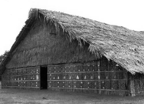 A maloca-museu São João, no rio Tiquié (AM), é um exemplo de como os chamados índios da floresta, falantes de línguas das famílias aruaque e tukano, da região da bacia do alto rio Negro, costumavam viver. Não é uma simples moradia comunitária,
