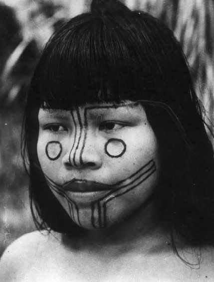 Esta tatuagem facial faz parte do segundo ritual de iniciação dos Karajá (MT/ TO), que se dá quando a menina está por volta dos 11 anos. Foto: Vladimir Kozak, s/d.