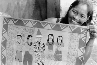 Hilda Tomás do Carmo, índia Tikuna (AM), mostra o desenho que representa a “festa da moça nova”. Foto: Jusssara Gruber/1999.