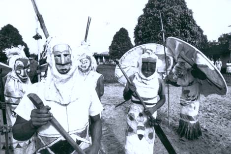 As máscaras tikuna, que guardam características essenciais do sobrenatural, dançam no pátio da aldeia. Foto: Jussara Gruber, 1979.