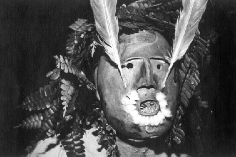 As máscaras dos Matis (AM) representam os espíritos mariwin, cujo papel tradicional é bater nas crianças para estimular sua crença. Foto: Philippe Erikson, s/d.