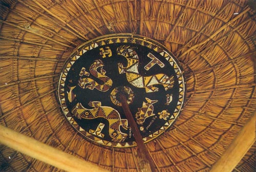 A maruana, roda-de-teto com pinturas que representam lagartas sobrenaturais, está presente em todas casas wayana. Desenho de Yeyé. Foto: Lúcia Hussak Van Velthen, 1984.