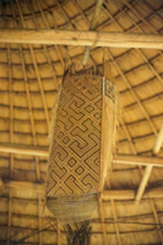 Esta peça de cestaria dos Wayana (PA) guarda o motivo kaikui, a onça pintada que representa simbolicamente os guerreiros. Foto: Lúcia Hussak Van Velthen, 1984.