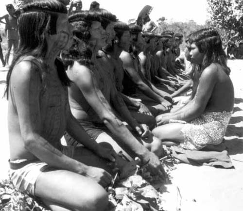 Entre os Kanela (MA), grupo timbira, os meninos são introduzidos na sua classe de idade por meio de alguns rituais de iniciação. Esses rituais treinam os meninos para se tornarem guerreiros. Tradicionalmente, a maioria das meninas está associada de modo a