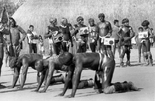 Homens xinguanos disputam o huka-huka na aldeia dos Yawalapiti (MT). A luta integra o ritual intertribal kwarúp, que se dá em homenagem aos mortos dos diferentes grupos que habitam a região do alto Xingu. Foto: Milton Guran, 1985.
