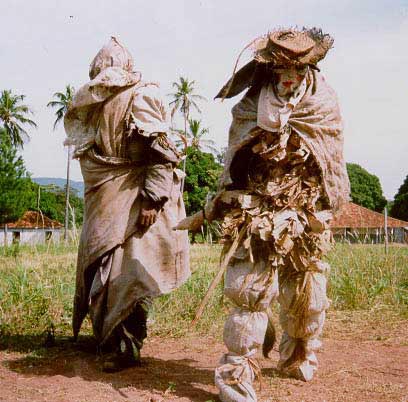 Os bobos (bobotegi) são personagens que figuram na festa do navio, realizada pelos Kadiwéu. Este longo ritual remonta aos tempos da Guerra do Paraguai, quando este povo lutou pelo Brasil. Foto: Mônica Pechincha, 1992.