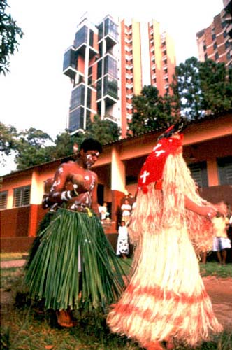 Apesar de desterrados na cidade de São Paulo, os Pankararu, que migraram do estado de Pernambuco, continuam realizando suas cerimônias, cantos e danças. Foto: Marcos Issa,1996.