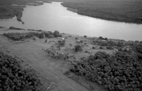 Vista aérea do posto Diauarum: cerrado e floresta de transição (Alto Xingu – MT). Foto: Abril Imagens, 1999.