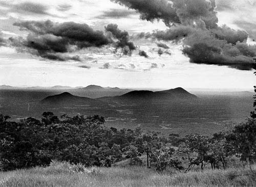 Serra da Bodoquena: vegetação de cerrado e mata calcária (Kadiwéu – MS). Foto: Correio do Estado, s/d.