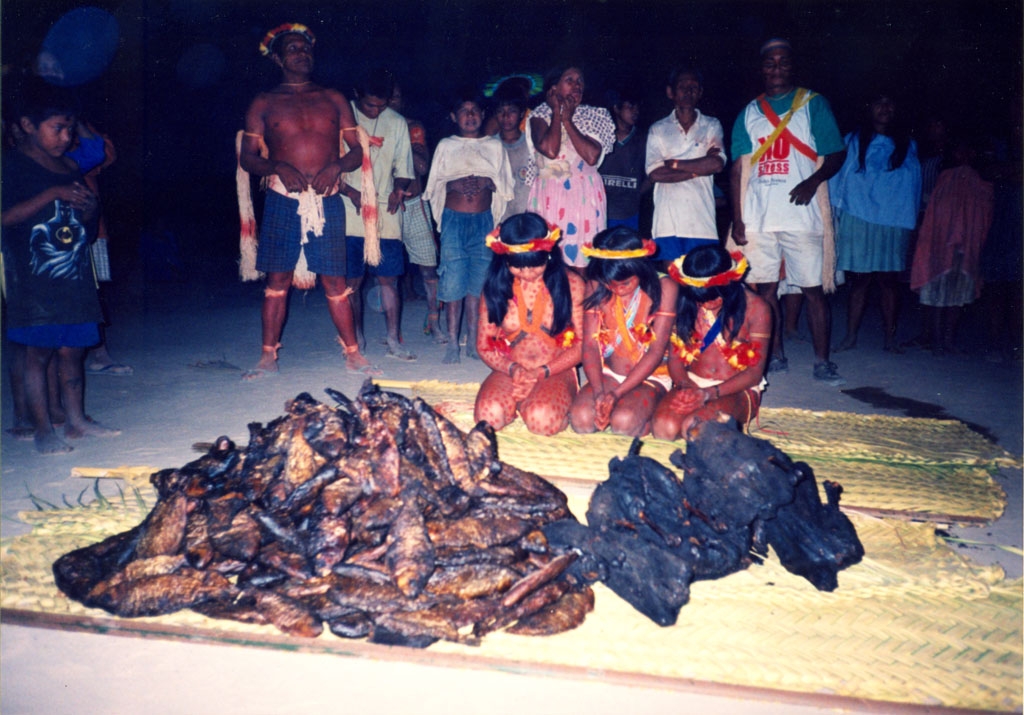 festa de encerramento do ritual de puberdade feminina realizado em 2004 na aldeia Mamaindê. As comidas (peixe seco e macaco) serão oferecidas aos convidados que vieram de outras aldeias Nambiquara para participar da festa. Foto: Joana Miller