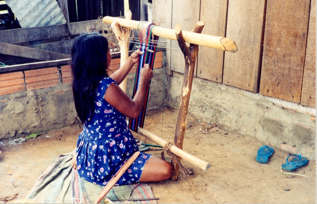 Mulher Mamaindê tecendo uma faixa usada para carregar criança. Foto: Joana Miller, 2003