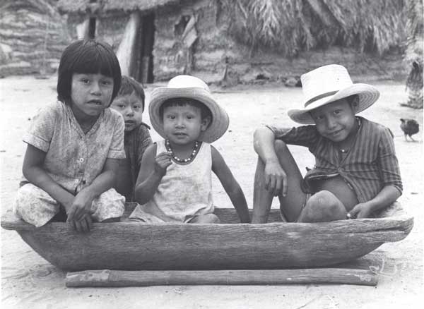 Niños Bororo. Foto: Sylvia Caiuby Novaes, 1973