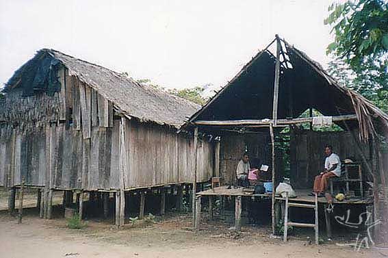 Casas Jarawara na aldeia Casa Nova. Foto: Peter Schröder, 2000/ PPTAL