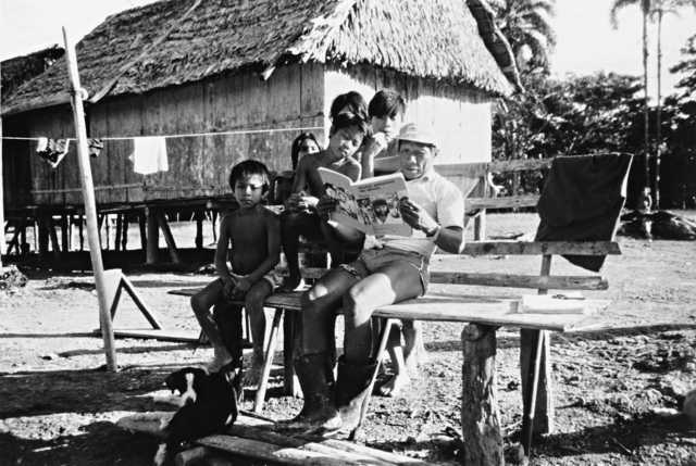 Índios matsés lendo o livro Povos Indígenas no Brasil, aldeia Lameirão, Terra Indígena Vale do Javari, Amazonas.