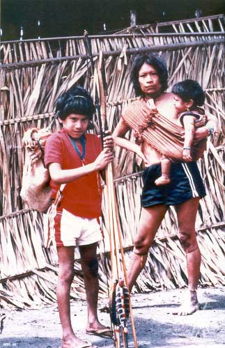 Mulher Jupaú e filhos. Foto: Jesco von Puttkamer/acervo IGPA-UCG, 1985.