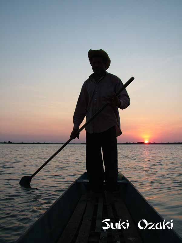 Sr. Bartolomeu Guató na canoa. Foto: Suki Ozaki, 2006