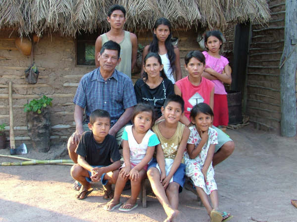 Família do Sr. Rosauro Guató, em frente à casa, na aldeia Uberaba. Foto: Suki Ozaki, 2006