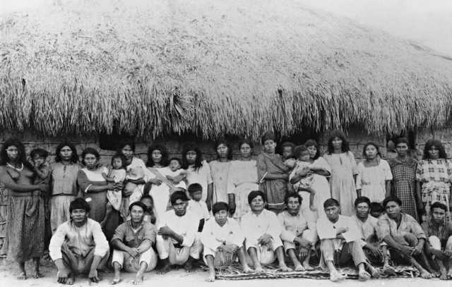 Índios Wapishana, maloca do Tuxauá Terêncio, Rio Jaca Mirim, Roraima. Foto: IR1/SPI/Museu do Índio, 1927