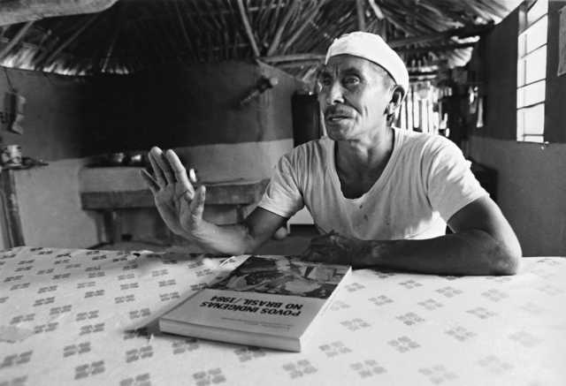 Líder crente com o livro Povos Indígenas no Brasil 1984, produzido pelo CEDI, antecessor do ISA. Terra Indígena Serra da Moça. Foto: Vincent Carelli, 1986