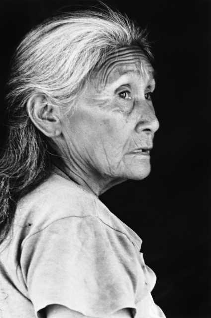 Mãe do Alcides Teixeira, maloca da Barata, Terra Indígena Barata/Livramento. Foto: Vincent Carelli, 1986