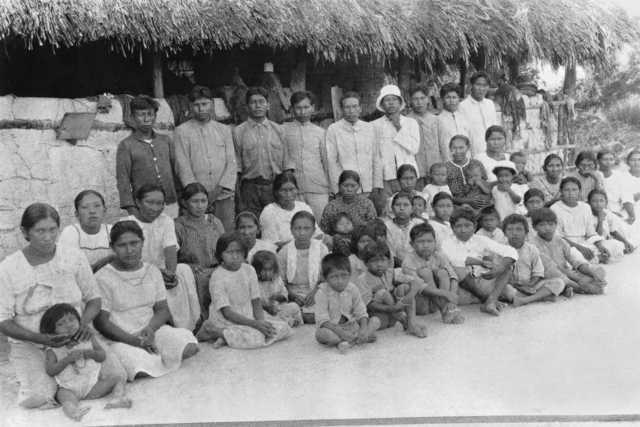 Grupo Wapixna posado, maloca Serra da Malacacheta, Terra Indígena Malacacheta. Foto: IR1/SPI - Acervo Museu do Índio, 1927