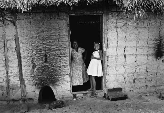 Mulher e criança Wapixana, Terra Indígena Malacacheta. Foto: Eliane Motta, 1984