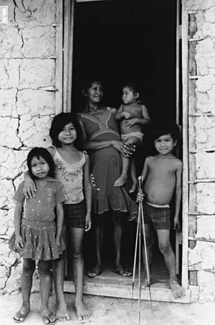 Família do Tuxaua Cloves Ambrósio, Maloca Tabalascada, Terra Indígena Tabalascada, Cantá, Roraima. Foto: Orlando Sampaio, 1983