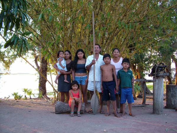 Family of Dona Verônica Guató. Photo: Suki Ozaki, 2006