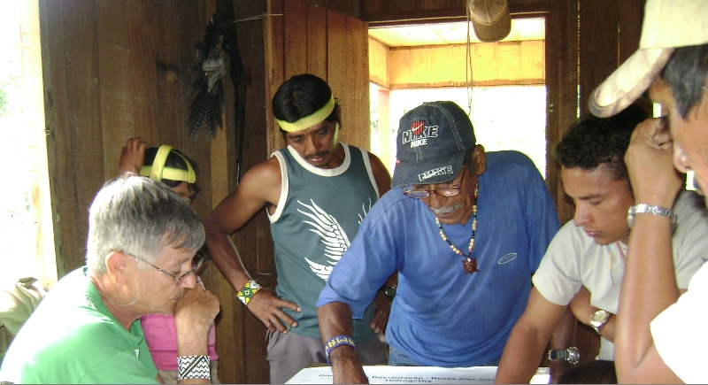 Em novembro de 2008, numa oficina do Projeto Nova Cartografia Social na aldeia Sete Estrelas, os Kuntanawa conversaram entre si sobre sua demanda territorial. Foto: Elizanilde Alves