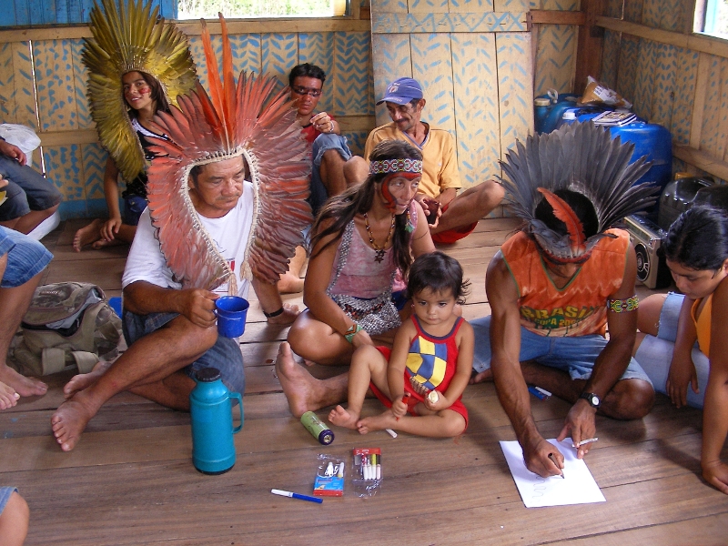 Em reuniões familiares, os Kuntanawa tem aproveitado para construir internamente um consenso em torno de suas demandas étnicas e territoriais. Foto: Haru Kuntanawa, aldeia Sete Estrelas, 2008