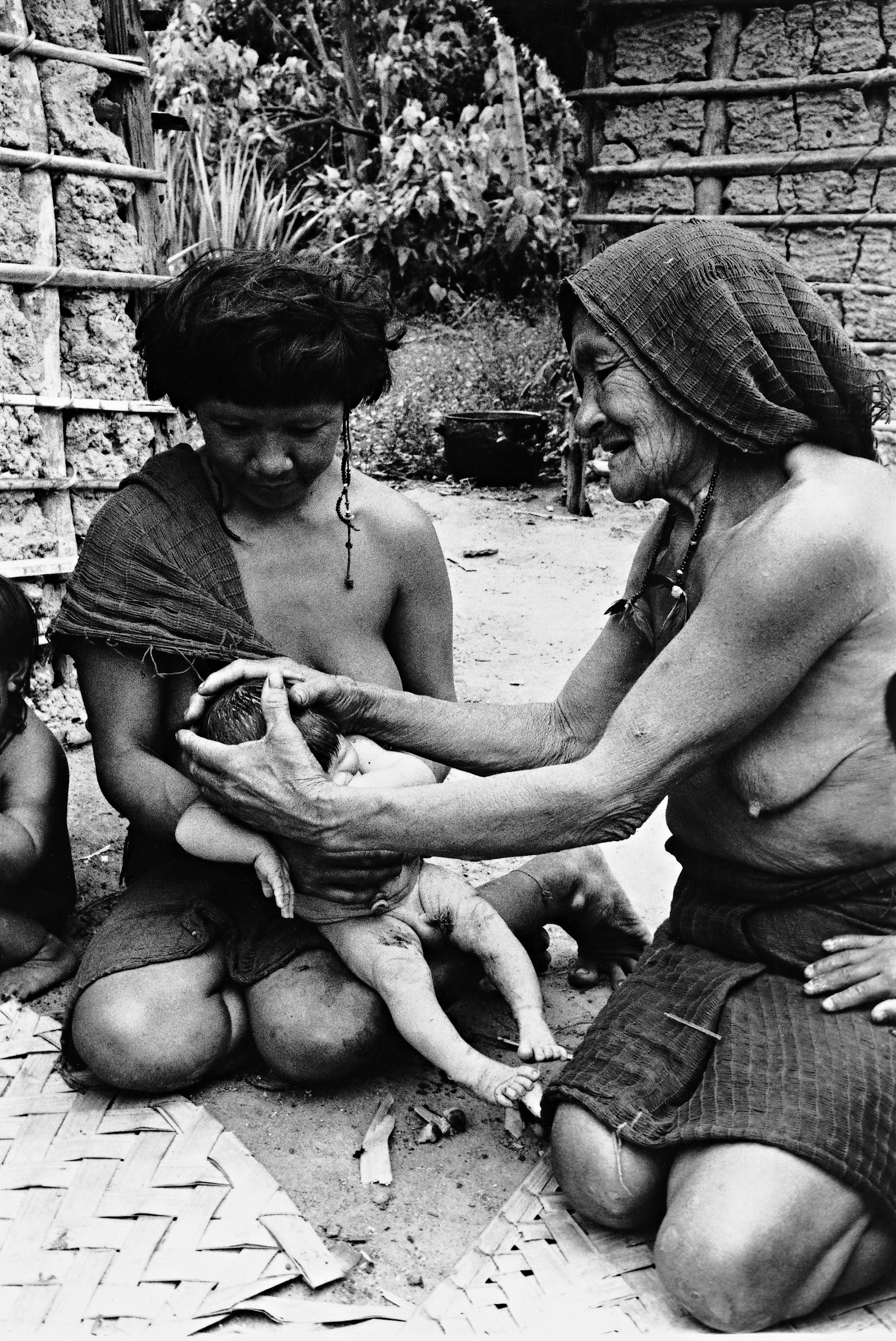 Pãyärahi modelando o neto recém-nascido, filho de Homihi. Foto: Eduardo Viveiros de Castro, 1982.