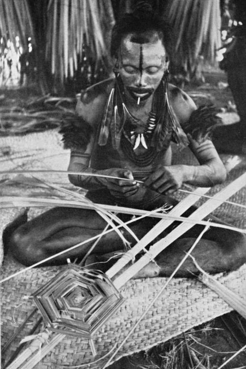 Para um ritual Atukaré confecciona, com a palha de buriti, símbolos de arraia e outros peixes, Alto Paraguai, Mato Grosso. Foto: Harald Schultz, 1943/44/45