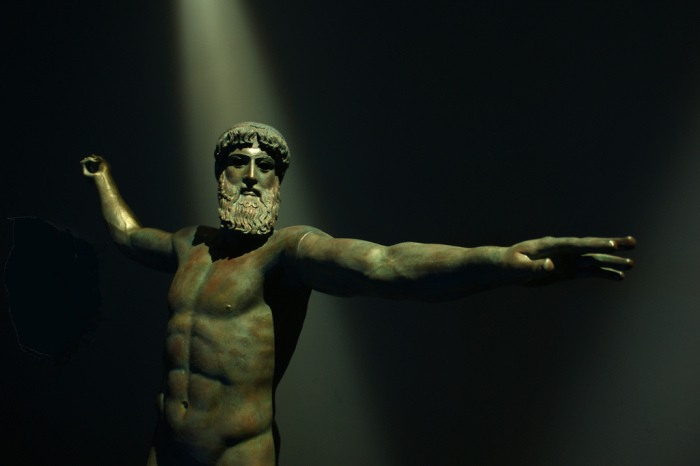 Estátua de bronze de Poseidon ou Zeus. Foto: Josep M Martí, 2008. Publicada sob uma licença Creative Commons (Atribuição: Uso Não-Comercial, Compartilhamento pela mesma Licença 2.0 Genérica).