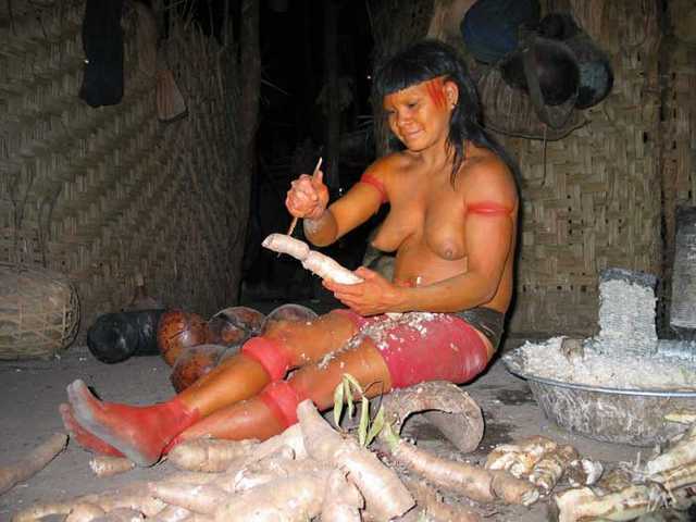 Mulher enawenê-nawê prepara a mandioca para ser ralada. Foto: Kristian Bengtson, 2003.