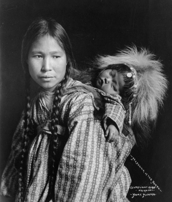 Mulher e criança Inuit, 1912 (Library of Congress). Foto: Bob Bobster, 2009. Publicada sob uma licença Creative Commons (Atribuição 2.0 Genérica: Você deve dar crédito ao autor original, da forma especificada pelo autor ou licenciante).