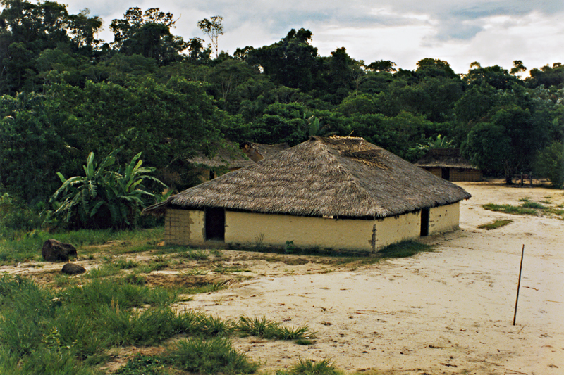 Casa comunitária tuyuka que servia para a realização de festas e cerimônias, no antigo povoado de Piniya. Foto: Aloisio Cabalzar/ISA, 1994.