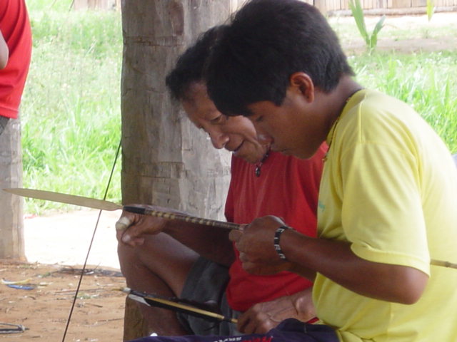 Jovem Kumanu aprende a fazer flecha observando seu pai Kanabá. Primeira oficina de flechas na aldeia Tuba Tuba. Foto: Paula Mendonça/ISA, 2005.