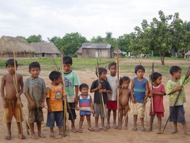 Crianças da aldeia com seus arcos e flechas na aldeia Tuba Tuba. Foto: Paula Mendonça/ISA, 2009.