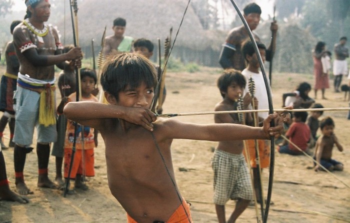 Kudarewa (a frente) e Dudirewa (atrás) durante torneio de flecha na aldeia Maitxiri/Tuba Tuba. Foto: Paula Mendonça/ISA, 2009.
