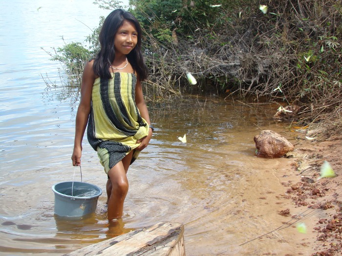 Irenadi pegando água para sua mãe. Aldeia Tuba Tuba. Foto: Paula Mendonça/ISA, 2009.
